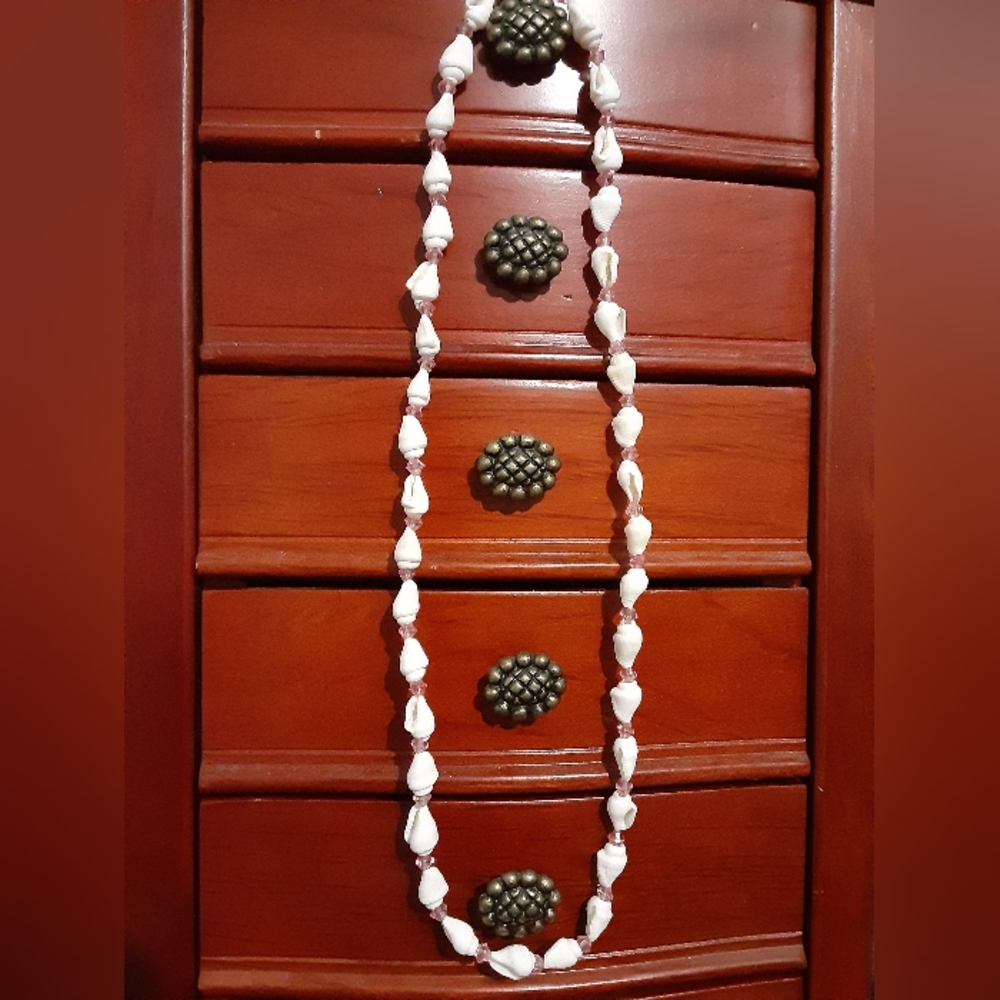 Shell necklace with pink crystals